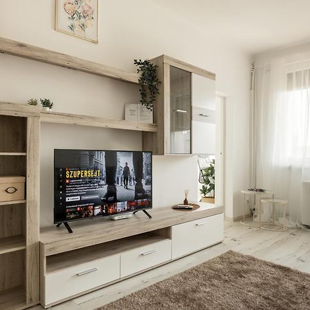 Malompark Apartman With Free Parking Debrecen Exterior photo
